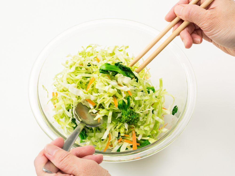 調味料と野菜を和える