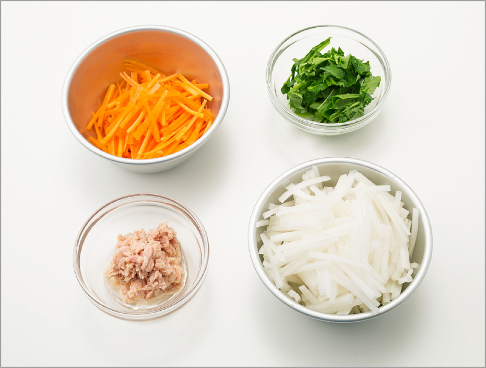 皮をむいて細めに千切りした大根(根)・人参。食べやすい大きさに切った大根(葉)。ツナ。