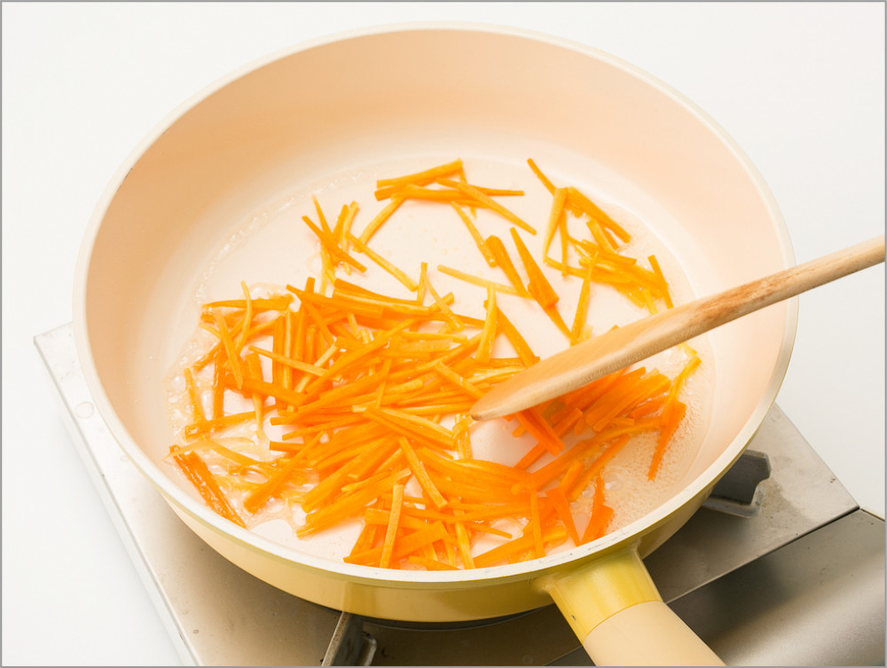フライパンにツナ缶の油(油の目安量は 1 缶の半分位)を入れて人参を炒める。